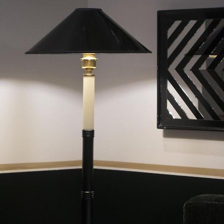 Monsieur George Hotel & Spa - Champs-Elysees Paris Eksteriør billede Floor lamp
