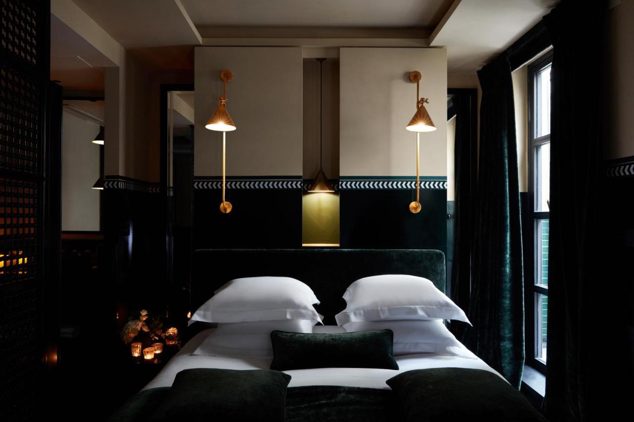 Monsieur George Hotel & Spa - Champs-Elysees Paris Eksteriør billede The bedroom of the suite