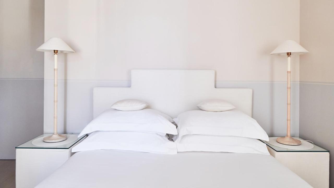 Monsieur George Hotel & Spa - Champs-Elysees Paris Eksteriør billede A bed with two pillows