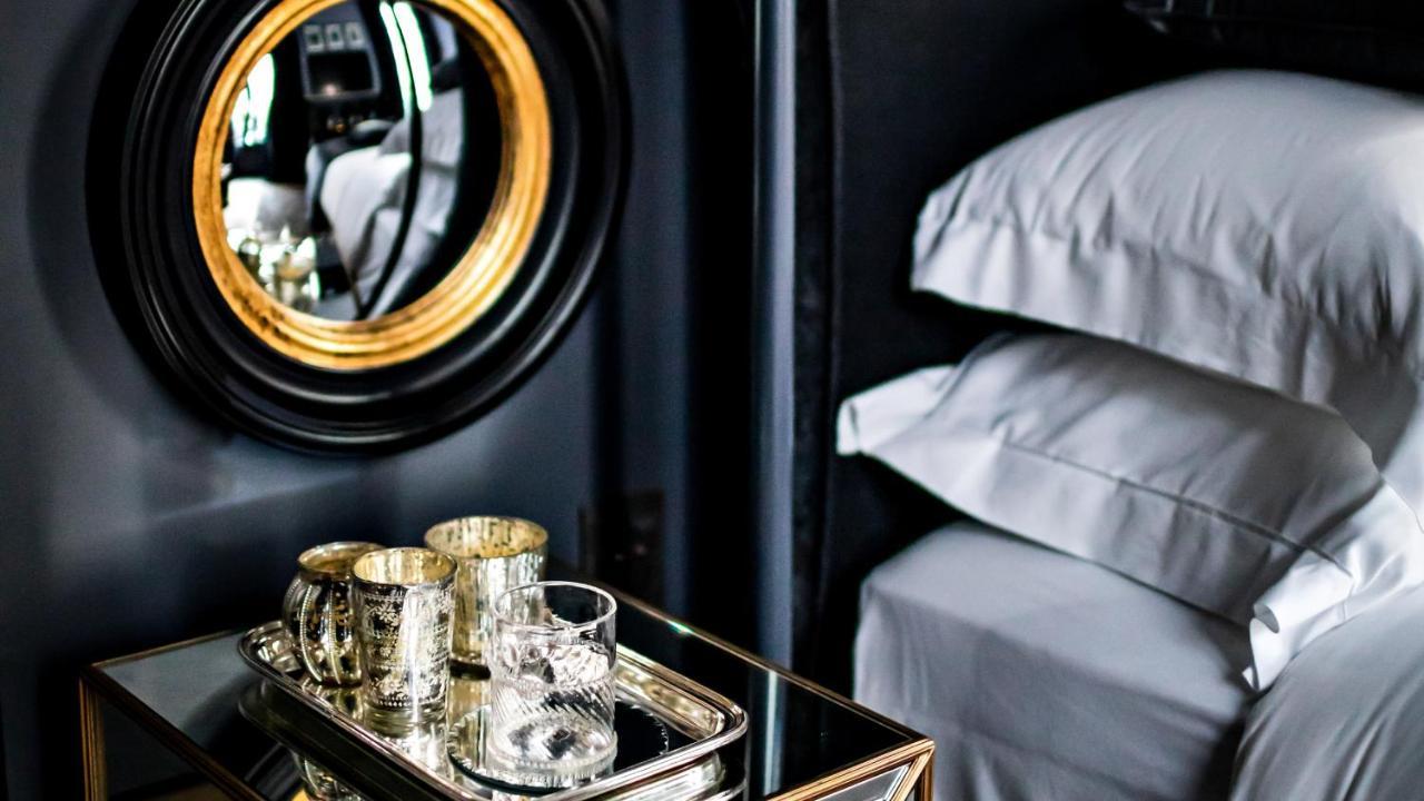 Monsieur George Hotel & Spa - Champs-Elysees Paris Eksteriør billede A suite at the hotel
