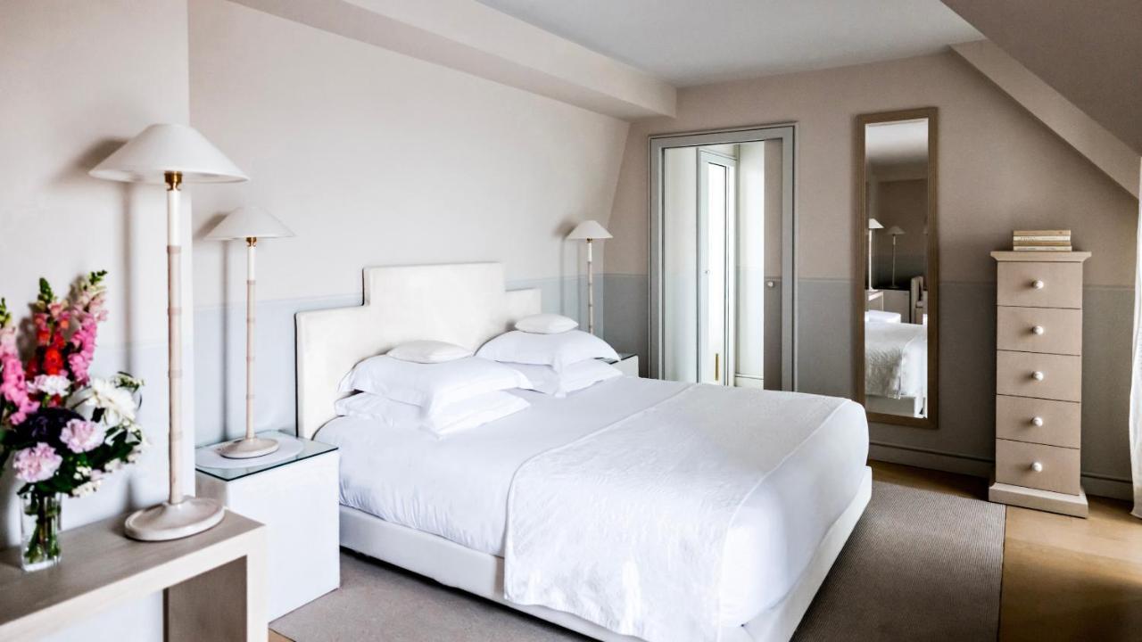 Monsieur George Hotel & Spa - Champs-Elysees Paris Eksteriør billede A bedroom at the hotel