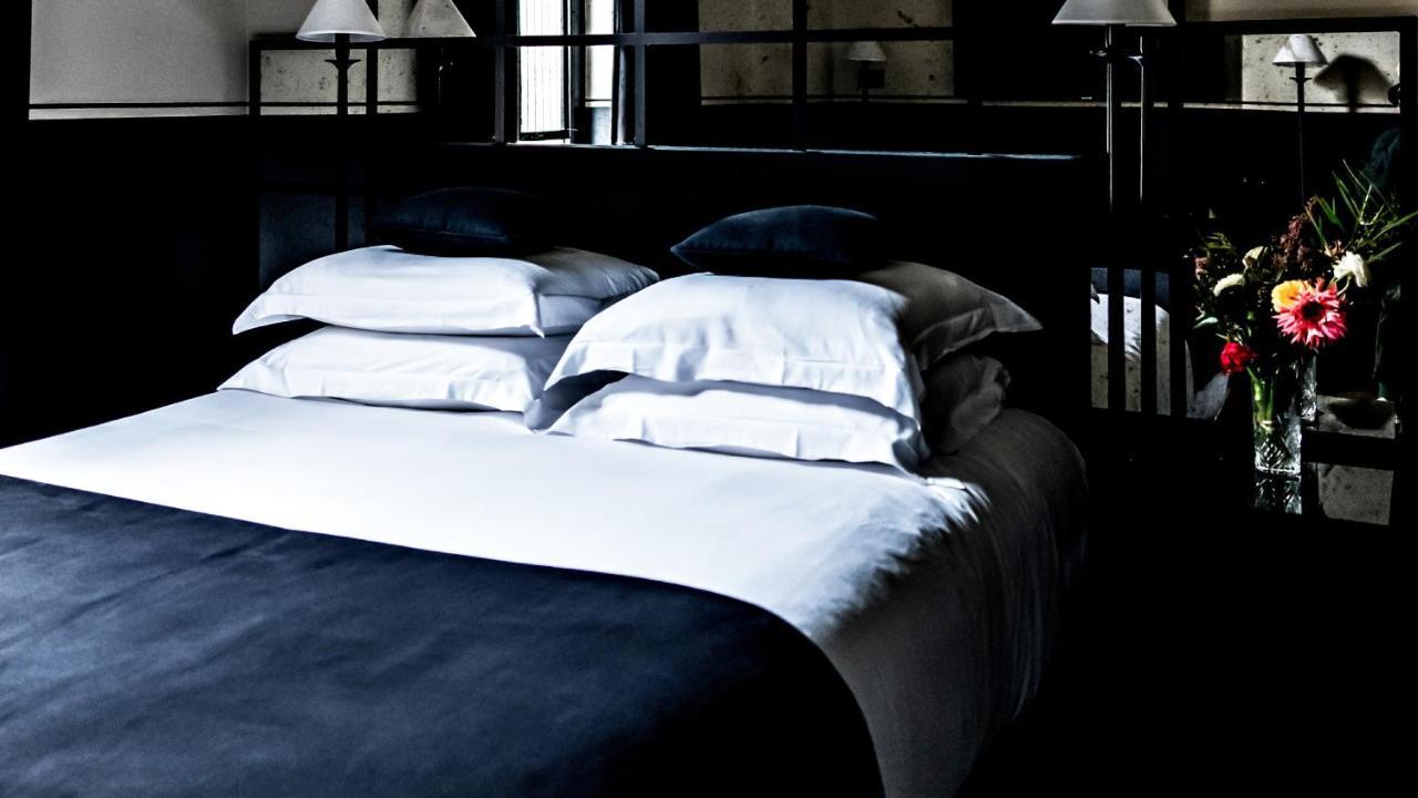 Monsieur George Hotel & Spa - Champs-Elysees Paris Eksteriør billede A bed with a duvet