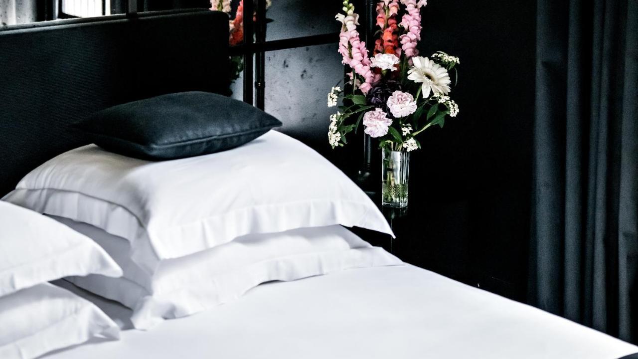 Monsieur George Hotel & Spa - Champs-Elysees Paris Eksteriør billede A bed with white sheets