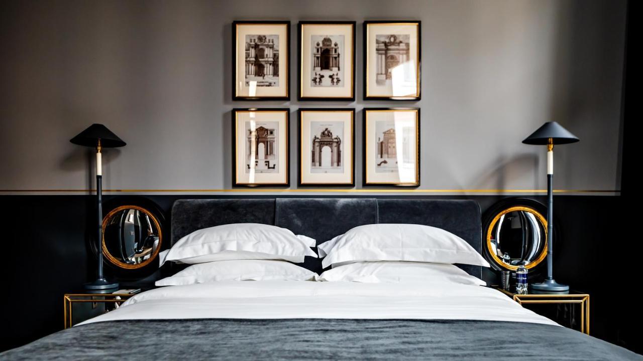 Monsieur George Hotel & Spa - Champs-Elysees Paris Eksteriør billede A bedroom at the Hotel de Crillon