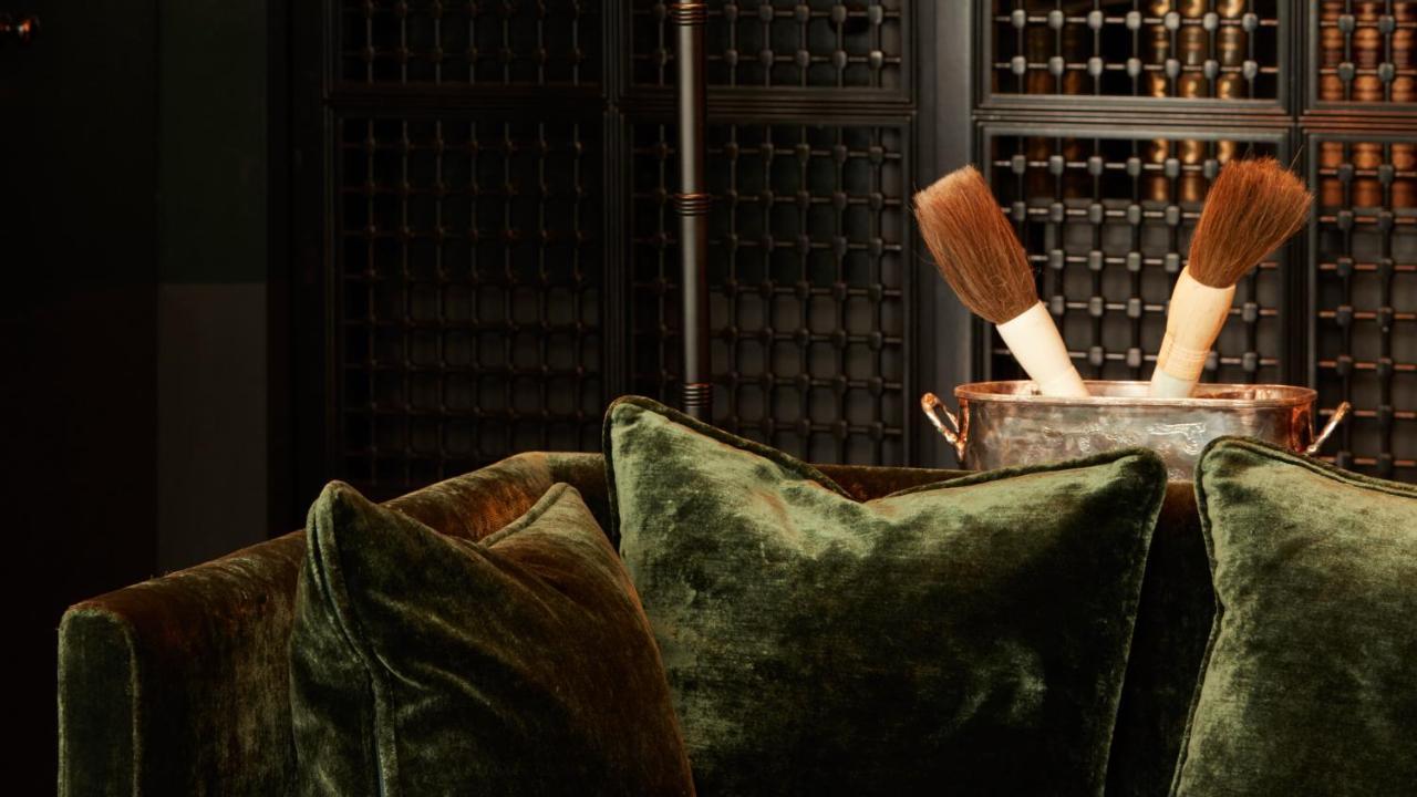 Monsieur George Hotel & Spa - Champs-Elysees Paris Eksteriør billede A wine cellar