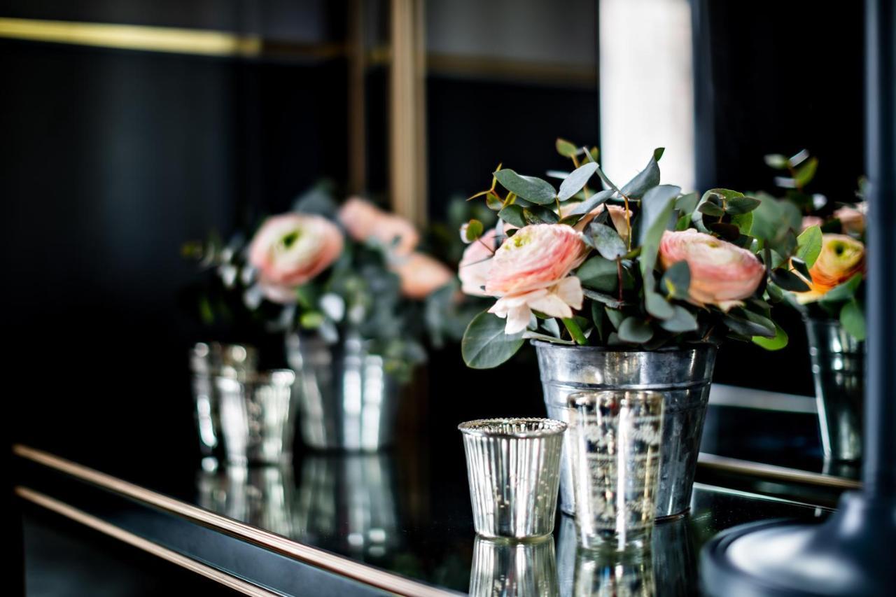 Monsieur George Hotel & Spa - Champs-Elysees Paris Eksteriør billede Flowers at the 2018 Nobel Prize press conference