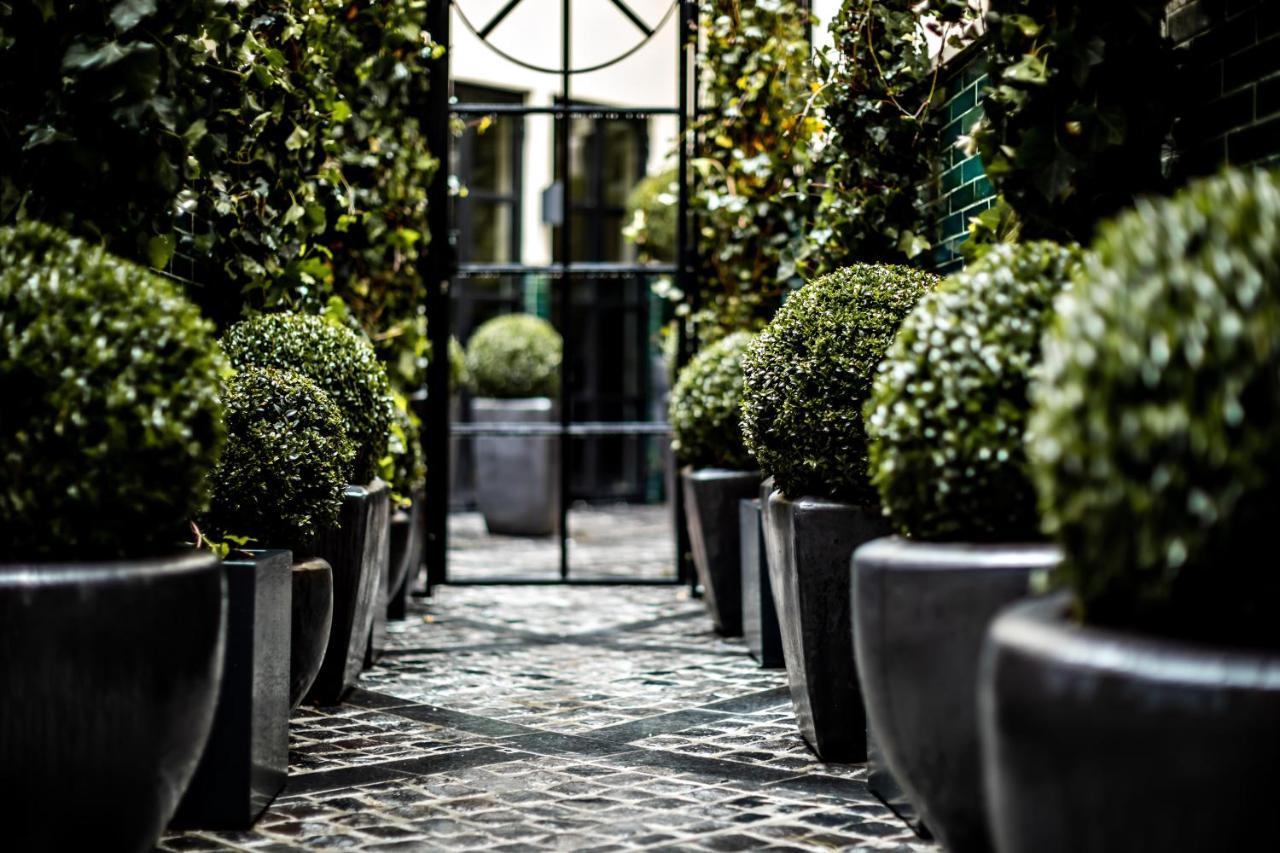 Monsieur George Hotel & Spa - Champs-Elysees Paris Eksteriør billede The entrance to the hotel
